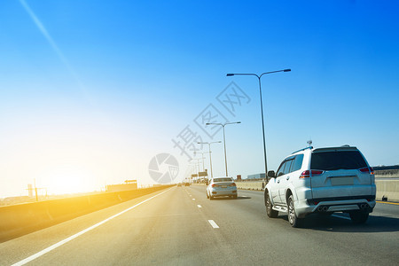 正面车停在公路上的汽车和用于每日旅行的道路上小客车座停放街道图片