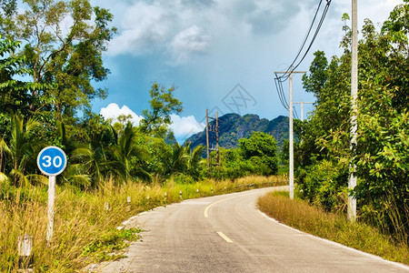 热带兰达泰KohLantaNoi丛林沥青高速公路图片