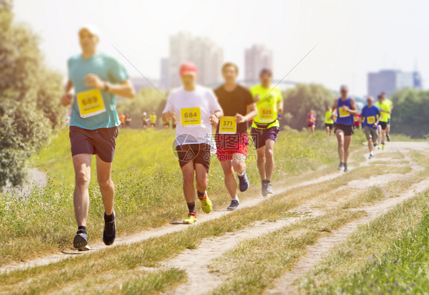一种慢跑训练很多人在马拉松上自然界中奔跑图片