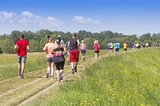 鞋速度合身很多人在马拉松上自然界中奔跑图片