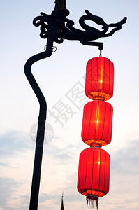 老的旅行画西安城墙上的传统红灯笼图片