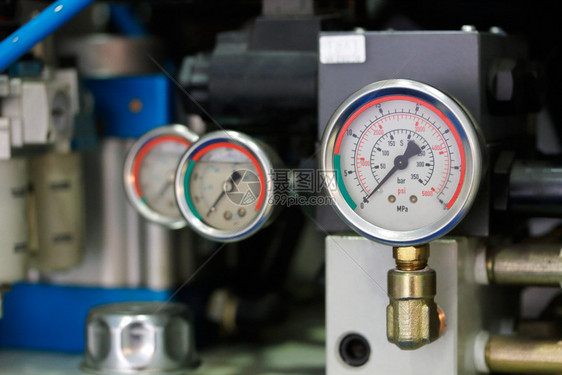 具有压力表测量仪的工业设备有选择焦点圆圈气体可选择的图片