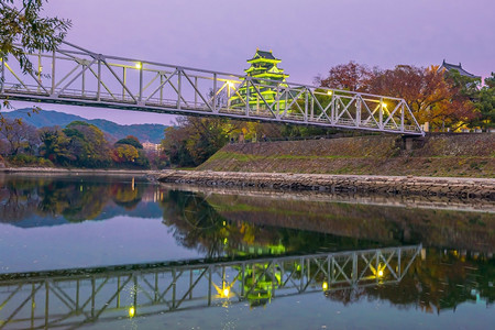 冈山秋季在日落时本福滨市的好山城堡场景秋天图片