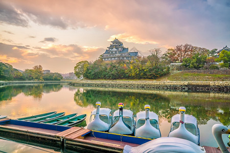 水河秋季在日落时本福滨市的好山城堡武士图片