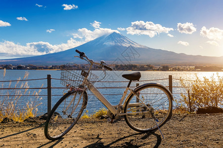 风景红色的日本川口子和fuji山的自行车运动图片
