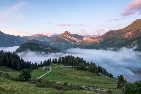 景观在法国阿尔卑斯山脉上湖边的海云欧罗巴皮埃拉图片