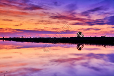 早晨在莱克河中夜的反射粉色云彩冷静的余辉图片
