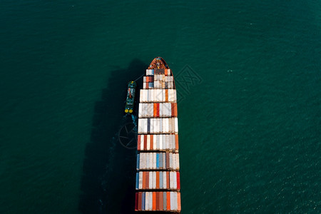 商业的进口出业务集装箱货轮的空中最高视线服务商业贸易物流和集装箱货轮在公海上的国际运输与集装箱货轮进行海上运输泰国图片