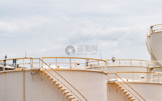静止的炼油厂近身储罐白色大燃料仓液体石油罐工业加站炼厂石化工业力量植物图片