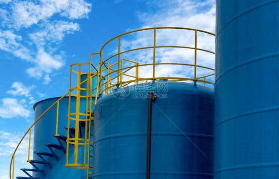 汽油丙烷炼厂特写储罐蓝色大燃料筒仓液体石油罐工业加站炼厂石化工业图片