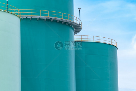 工厂汽油车站炼特写储罐蓝色大燃料筒仓液体石油罐工业加站炼厂石化工业图片