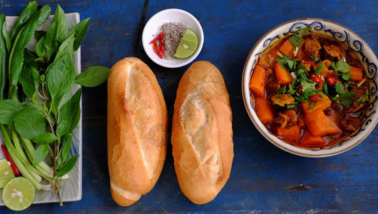 辛辣的越南食物面包和牛肉清晨的热菜吃附带面食烤肉柠檬胡椒和盐味如此美越南语碗图片