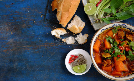 美味的亚洲越南食物面包和牛肉清晨的热菜吃附带面食烤肉柠檬胡椒和盐味如此美图片