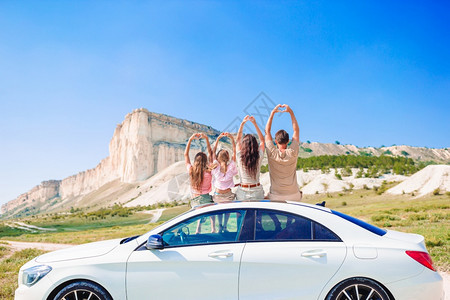 暑假期间父母和两个小孩的父母及两个小孩的假期欧洲节日和旅行概念暑假车辆乐趣图片