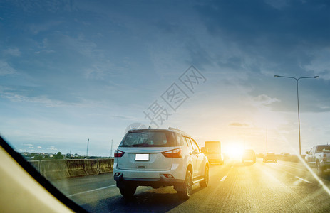 车开在高速路上车开在日落事故城市背景图片