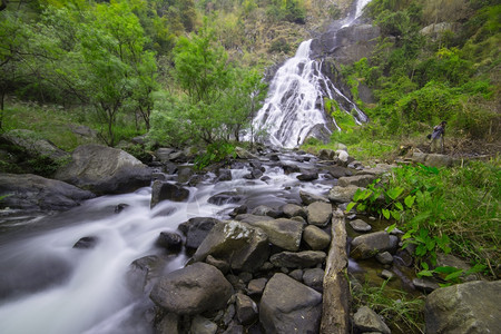 旅行水瀑岩石抽烟图片