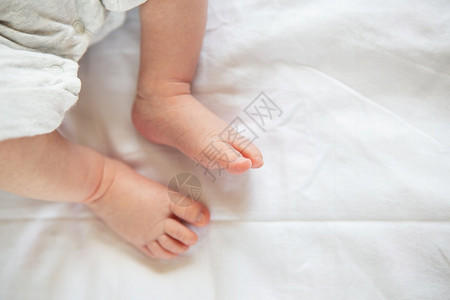 男床上新生婴儿的小脚顶视图母概念乳喂养床上新生婴儿的小脚母乳喂养关心生活图片