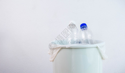 生态回收垃圾箱中的空塑料水瓶等待回收利用以拯救地球的概念保护GiblesavetheEarth浪费管理图片