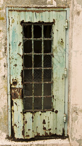 在旧金山的Alcatraz最高戒备监狱生锈的门这扇曾经漆绿色的门多年来因缺乏维修而生锈了现在象征着被忽略的一次窗户入口图片