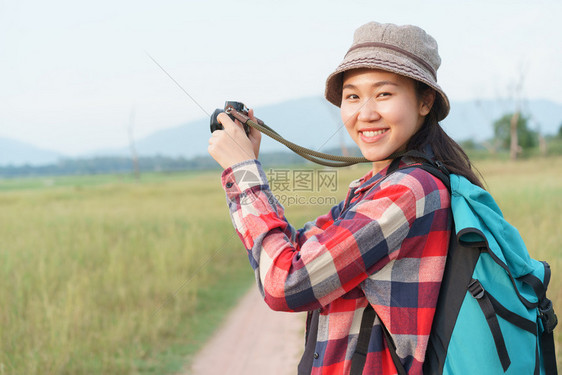 热带肖像一位年轻女孩在暑假旅行大自然山观上用数码相机拍摄照片的亚洲旅游女客户外图片