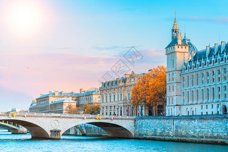 锡耶纳河景观与美丽的巴黎建筑法国秋季城市法国巴黎秋季城市夜生活引用旅行图片