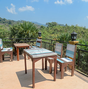 桌子农村爬坡道外甲板和庭院家具带有泰国南部的山景图片