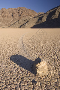 太阳环境日落在近处的岩石上投下阴影仍在206年温暖的死谷深处山幕下摇动着峰206年谷是一片温暖的光辉种族图片