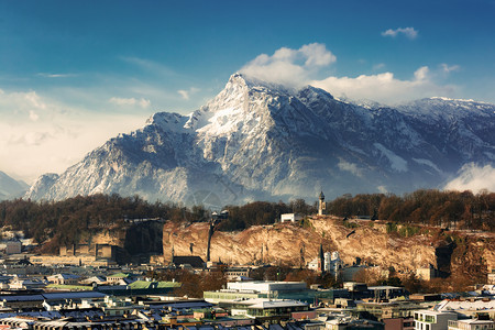 冬季雪山村庄图片