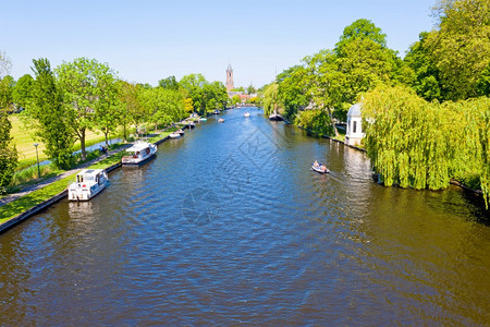 天线从荷兰Vecht河与LoenenaandeVecht船图片