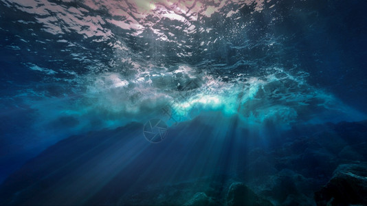 艺术水肺蓝色的美丽阳光照在水下图片