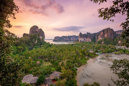 日落时泰国Krabi的Railay海滩景色美丽普拉南的海岸图片