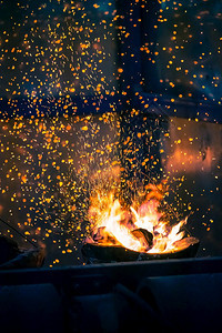 散景在黑暗抽象背下燃烧木炭的火焰和花与bokeh辉光橙图片