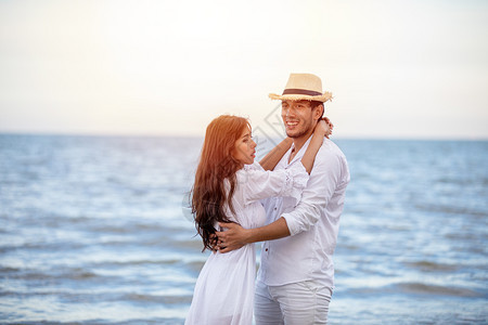 男快乐的浪漫情侣人手牵在海滩上散步水外部图片