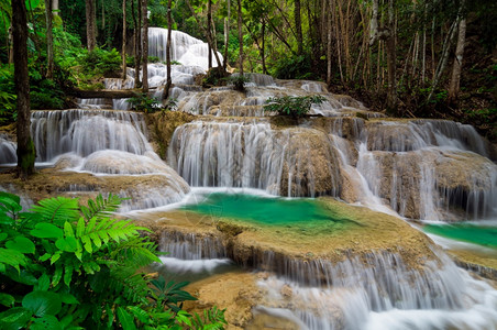 凯落下MaeKae瀑布是泰国NgaoLampang的未知瀑布山图片