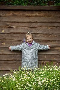 裙子在村里木栅栏附近的可爱小女孩肖像可爱小女孩的肖像漂亮女孩的肖像童年花图片