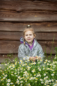 幸福年轻的农场在村里木栅栏附近的可爱小女孩肖像可爱小女孩的肖像漂亮女孩的肖像图片