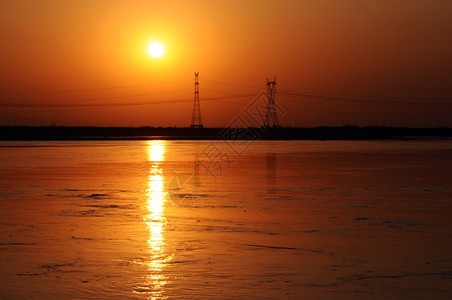 晚上场景夏天河边金色日落的风景图片