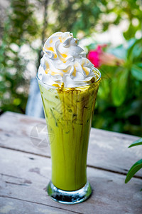 牛奶冰火花绿色茶叶木制桌上有奶油和果园背景健康美味的图片