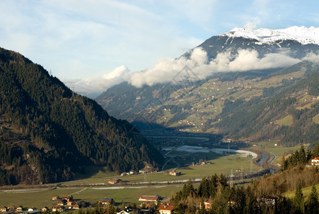奥地利高山谷一景常绿果断的色图片