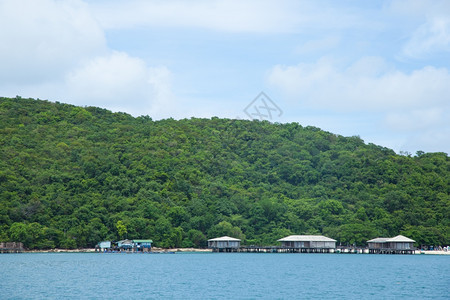 海亚洲人风景优美岛上有棵树覆盖山岳和清水天空澈明图片