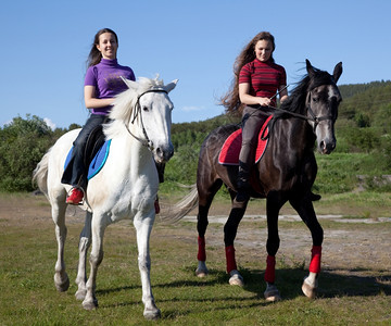 两个骑马的女孩明日阳光媚年轻的夏天青少图片