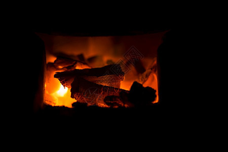 夜晚营火烧伤壁炉中灰的热燃图片