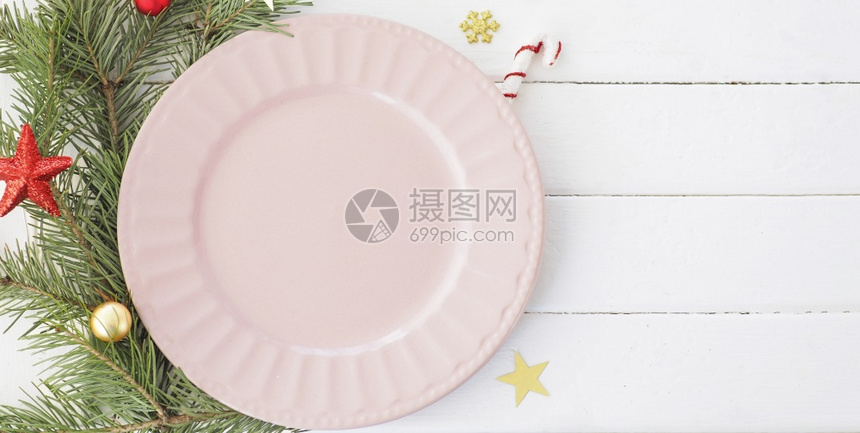 餐巾晚锥体设置空粉红板折形枝雪花和星复制空间的圣诞桌图片