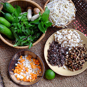 材料越南自制素食蔬菜原料越南自制素食蒸米煎饭或大面粉蘑菇胡萝卜香肠草药黄瓜猫吃图片