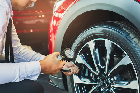 车库辆亚洲人汽检查测量数充气橡胶轮胎汽车特写手持机充气压力表用于汽车轮胎压力测量汽车图像维护背景图片