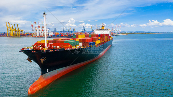 终端新加坡港口航空侧视集装箱船在公海进出口业务物流和国际运输中载集装箱有复制空间图片