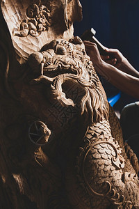 手工制作的雕刻师泰国清迈201年5月2日泰国木雕刻龙在其车间工作室传统渴望的木头关注龙清迈职业图片