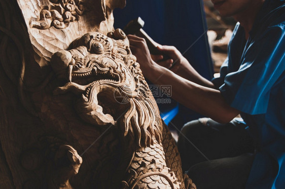 木匠制的手泰国清迈201年5月2日泰国木雕刻龙在其车间工作室传统渴望的木头关注龙清迈图片