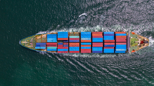 工业的拖船卸货在进口出业务物流和集装箱船舶在公海上国际运输方面载集装箱的船空中观视集装箱船在进出口业务中的国际运输图片