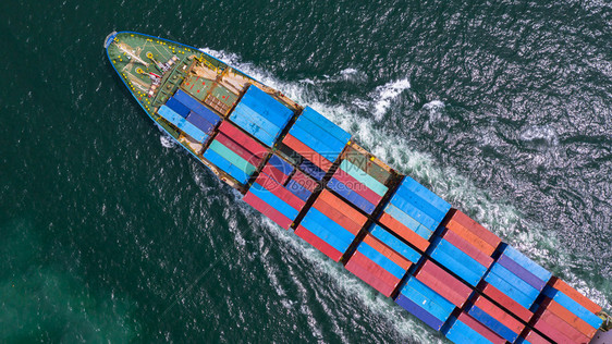货运技术在进口出业务物流和集装箱船舶在公海上国际运输方面载集装箱的船空中观视集装箱船在进出口业务中的国际运输货物图片